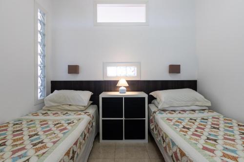 - une chambre avec 2 lits et une fenêtre dans l'établissement Sunny one bedroom apartment, à Malaga