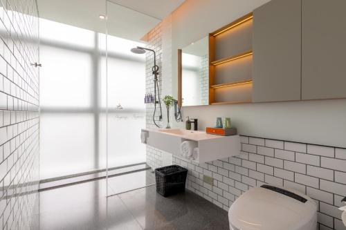 a bathroom with a white toilet and a sink at Pagoda Hotel Shenzhen in Shenzhen