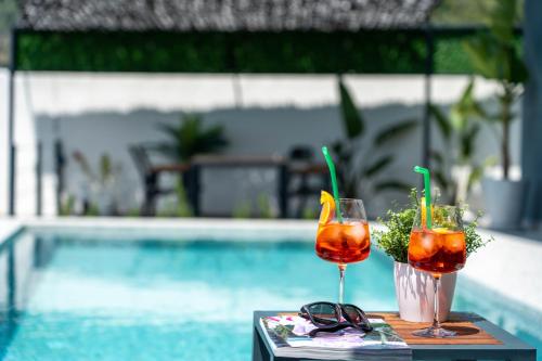 - deux boissons sur une table à côté de la piscine dans l'établissement Villa Oxy Private Pools & Seaview & Heated Indoor Pool, à Göcek