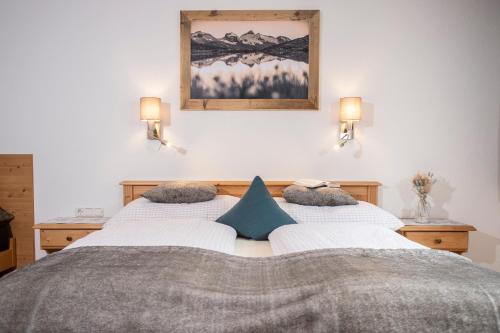 ein Schlafzimmer mit 2 Betten und einem Bild an der Wand in der Unterkunft Apartment Ibex Apart in Aschau