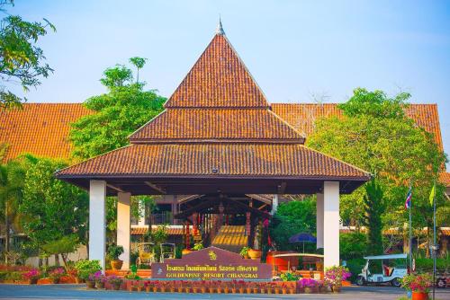 - un grand pavillon avec un toit dans un parc dans l'établissement Golden Pine Resort and Spa, à Ban Du