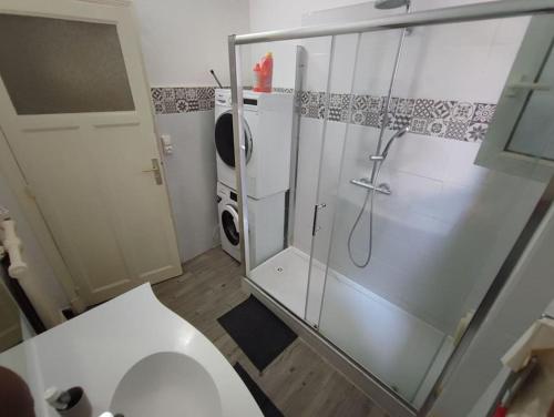 une salle de bain avec toilettes et douche en verre dans l'établissement Appartement familial, à Toulon
