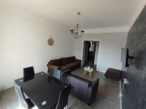 un salon avec un canapé et une table dans l'établissement Appartement familial, à Toulon