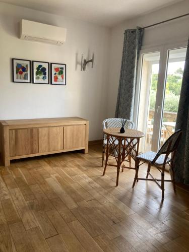 sala de estar con sofá y mesa en Castel'lodge, en Le Beausset