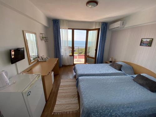 una camera d'albergo con due letti e vista sull'oceano di Family Hotel Rai-Only Adults a Golden Sands