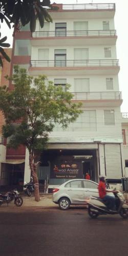 Jaipur Grand By StayApart في جايبور: سيارة متوقفة أمام مبنى طويل