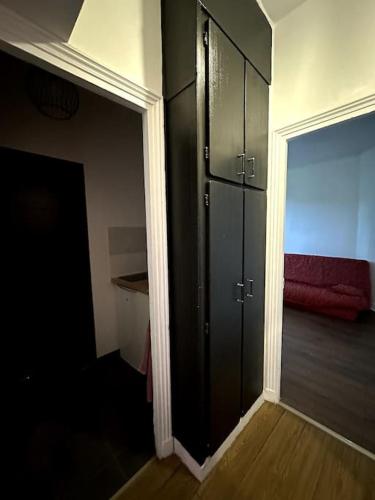 una habitación vacía con un armario negro y una puerta en Appartement GARE Juvisy*ORLY AIRPORT*Paris en Juvisy-sur-Orge