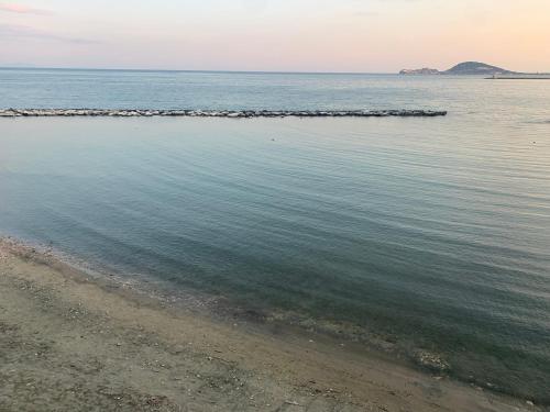 a view of the ocean from the beach at Il nido dell’albatros in Formia