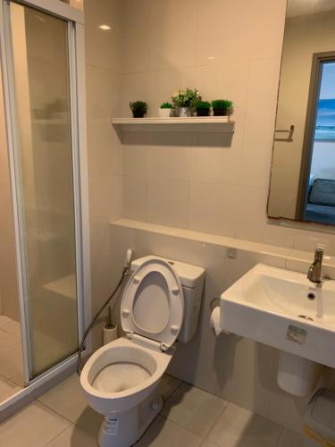 芭達雅南區的住宿－Base Condos，一间带卫生间和水槽的浴室
