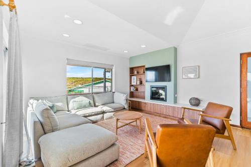 Posezení v ubytování Shorelands - Stylish Beach-side Haven, Steps from the Beach and Surf in Gracetown