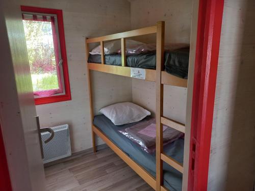 une chambre avec deux lits superposés et une fenêtre dans l'établissement Camping Les Feuilles Chauffailles, à Chauffailles