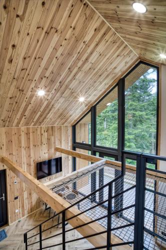Habitación con paneles de madera y techo de madera. en Norway Cabins, en Sinaia