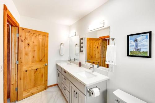 uma casa de banho com um lavatório e um espelho em Cobblestone Cottage em Ocean Shores