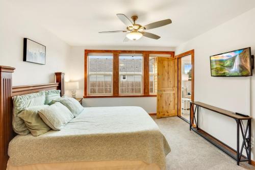 um quarto com uma cama e uma ventoinha de tecto em Cobblestone Cottage em Ocean Shores