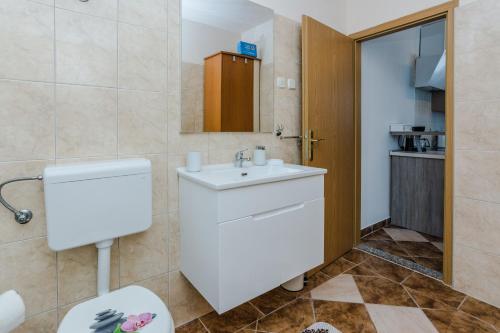 Koupelna v ubytování Holiday house Marijan with private pool and barbecue - by TA Leut