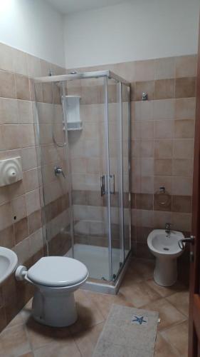 La salle de bains est pourvue d'une douche, de toilettes et d'un lavabo. dans l'établissement Residence Porto Miggiano, à Santa Cesarea Terme