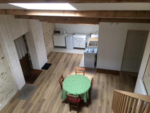 - une vue de tête sur une cuisine avec une table et des chaises dans l'établissement Loft Sud-Nantes, à Le Bignon