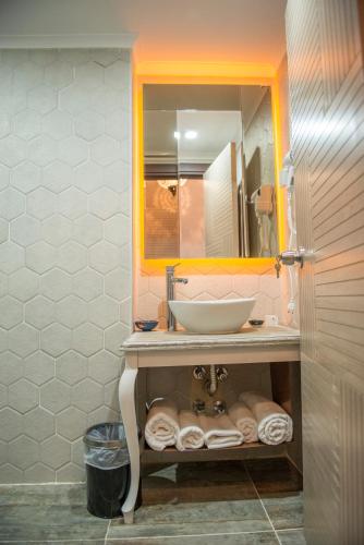 a bathroom with a sink and a mirror at La Vie Konak Otel in Eskisehir
