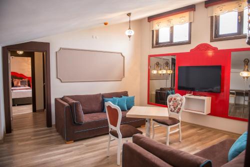 a living room with a couch and a table at La Vie Konak Otel in Eskisehir