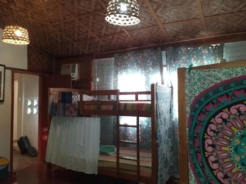 1 dormitorio con litera y ventana en Paraiso Hostel Moalboal, en Moalboal