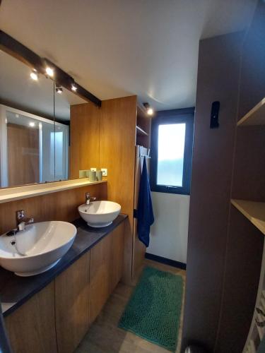 Bruse & Costa à la montagne 2 في شورغس: حمام مغسلتين ومرآة
