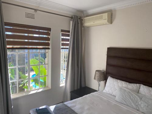 ロードポートにあるSafari Deluxe Rooms - elegant rooms with access to beautiful garden & poolのベッドルーム1室(ベッド1台付)、