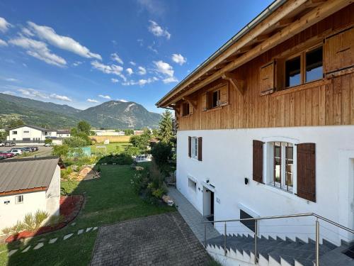 una vista aérea de una casa con montañas en el fondo en La Villa d'Hélène 2 - Chambres d'hôtes BnB et Appartements - Cluses, en Cluses