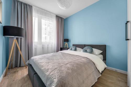 Postel nebo postele na pokoji v ubytování Ursus Comfy Apartment with FREE Parking by BookingHost