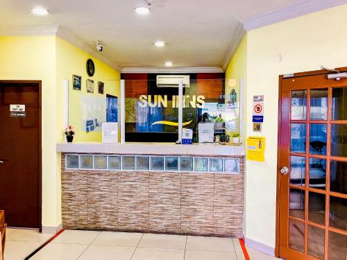 un restaurante de comida rápida con una señal de sol en la ventana en Sun Inns Hotel Bandar Puchong Utama, en Puchong