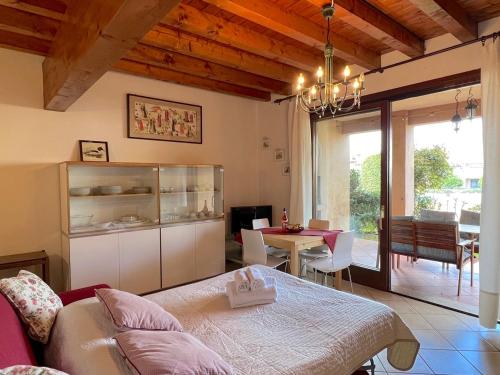 een woonkamer met een bed en een eetkamer bij Garda Resort Village in Peschiera del Garda