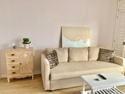 a living room with a couch and a table at Precioso estudio a 300m de la playa in Platja d'Aro