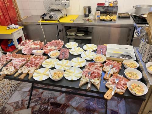 una mesa con muchos platos de comida en una cocina en agriturismo La via del sale2, en Pignone