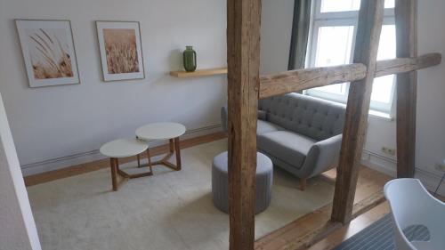 uma sala de estar com um sofá e uma mesa em Stilvolle Ferienwohnungen im Zentrum von Schwerin em Schwerin