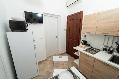 een kleine keuken met een koelkast en een fornuis bij Le Casette di Didi in Trapani