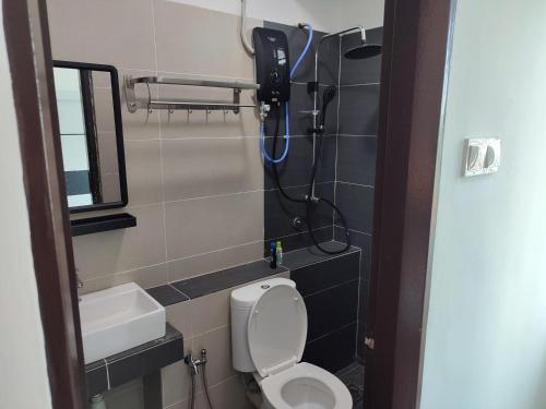 Un baño de Homestay Studio Apartment Bentara Suite, Kompleks Mutiara Gua Musang