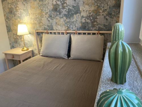 Dormitorio con cama con cactus y lámpara en Apartament Zachody nad Wrocławiem en Wroclaw