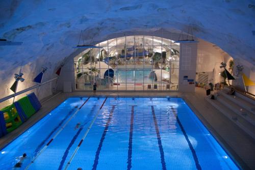 een groot zwembad in een gebouw met een ijsgrot bij Scandic Harstad in Harstad