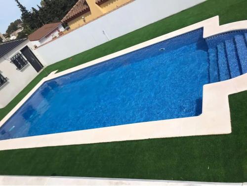 - une vue sur la piscine dans une maison dans l'établissement Villa "El Salao", à Chiclana de la Frontera
