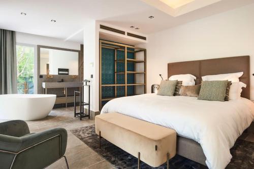 A11 Staywizus - Villa Cap Antibes Sea View 5 BDR - AC, Rooftop Pool & Parking
