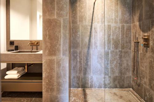 une salle de bain avec douche et lavabo dans l'établissement A11 - Villa Cap Antibes Sea View 5 BDR - AC, Rooftop Pool & Parking, à Antibes