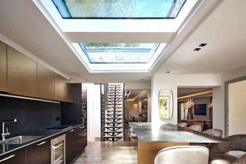 - une lucarne dans la cuisine d'une maison dans l'établissement A11 - Villa Cap Antibes Sea View 5 BDR - AC, Rooftop Pool & Parking, à Antibes