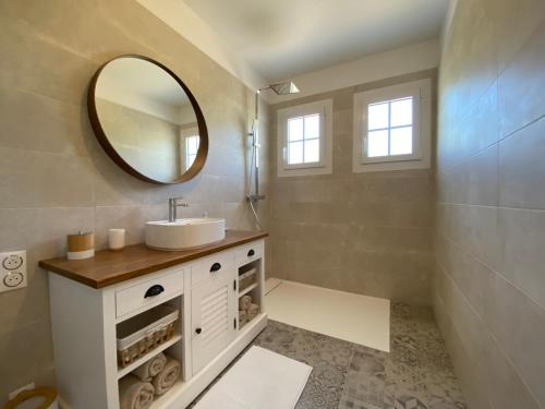 une salle de bain avec un lavabo et un miroir dans l'établissement Quiberon, à Quiberon