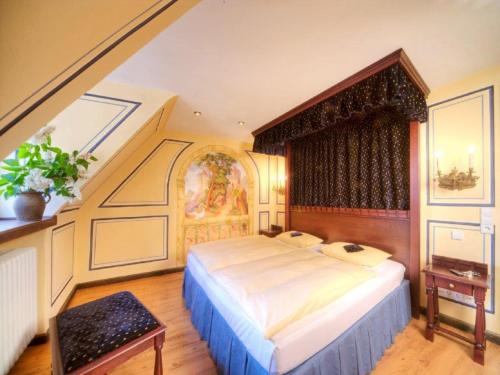 a bedroom with a large bed in a room at Trip Inn Hotel Der Adelshof in Schwäbisch Hall