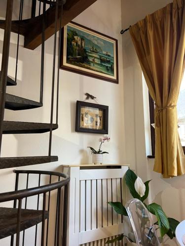 Stropino的住宿－Casa Varenne，一间设有楼梯的房间,墙上挂着一幅画