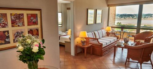 Ruang duduk di Divani Corfu Palace