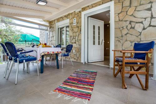 A seating area at Kiriakos Holiday Home