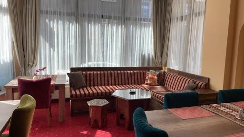 Hotel Nacional Free Parking في سراييفو: غرفة معيشة مع أريكة وطاولة
