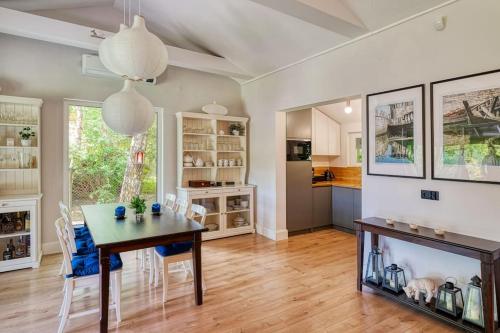 Una cocina o zona de cocina en Letni dom nad jeziorem Kaszuby Trójmiasto