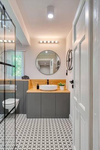 un baño con lavabo y espejo en Letni dom nad jeziorem Kaszuby Trójmiasto, en Bieszkowice