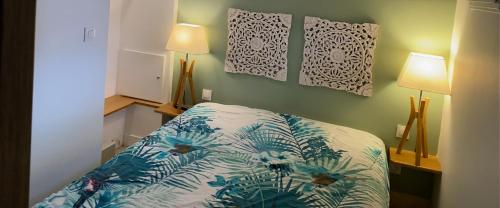 Saint-Peïre-sur-MerにあるLe meltéのベッドルーム1室(青と白の毛布付きのベッド1台付)